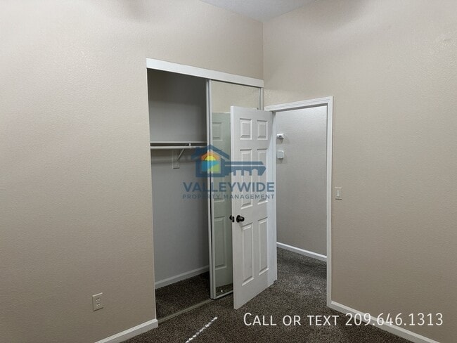 Building Photo - 2555 Crestmore Cir