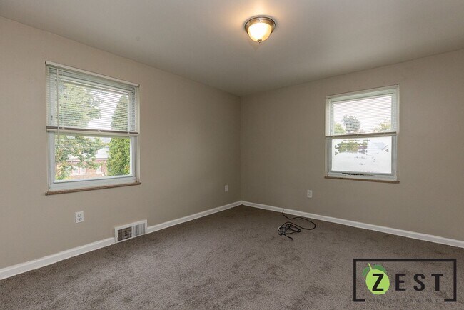 Building Photo - - BEAUTIFUL 3-BEDROOM 1 BATHROOM  April 11th 2-2:30 pm!