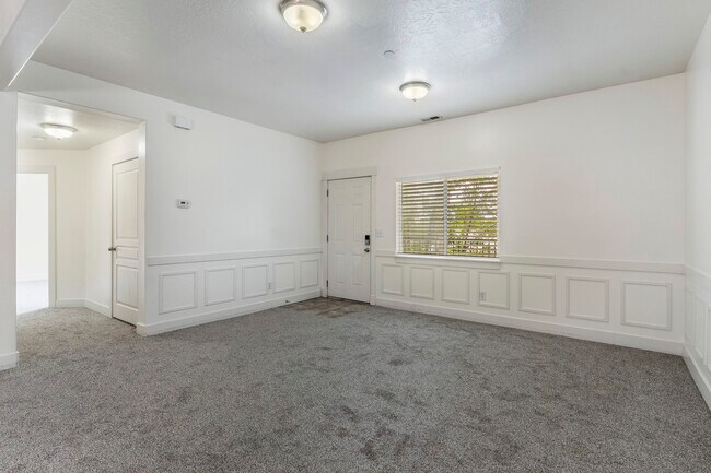 Building Photo - 389 S State St