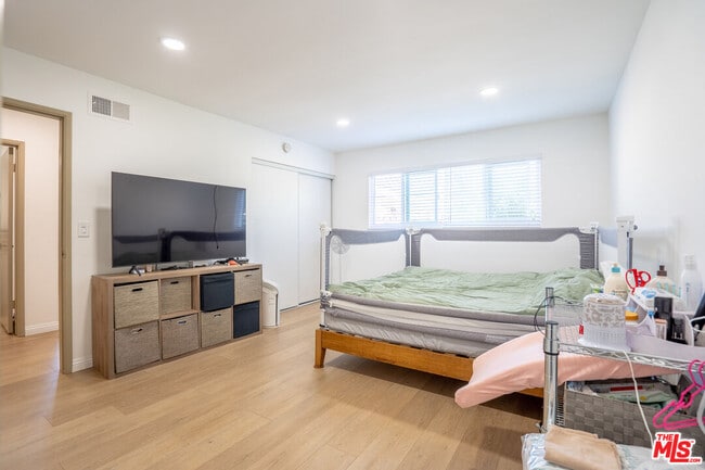 Building Photo - 5533 N Charlotte Ave