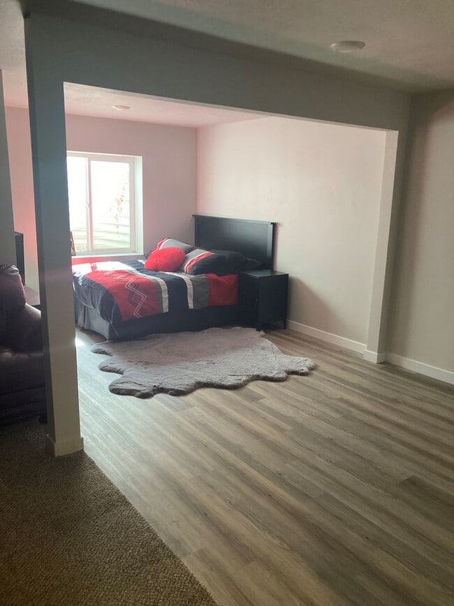 Building Photo - Newer Santaquin Townhome