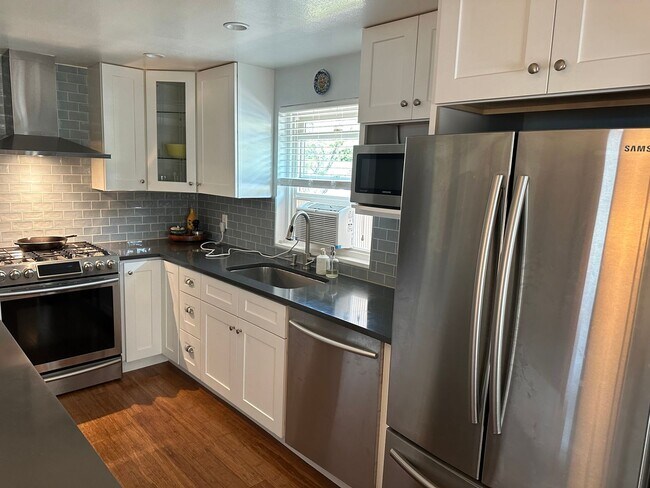 Building Photo - Charming 3-bed, 1 bath Home in North Seattle!