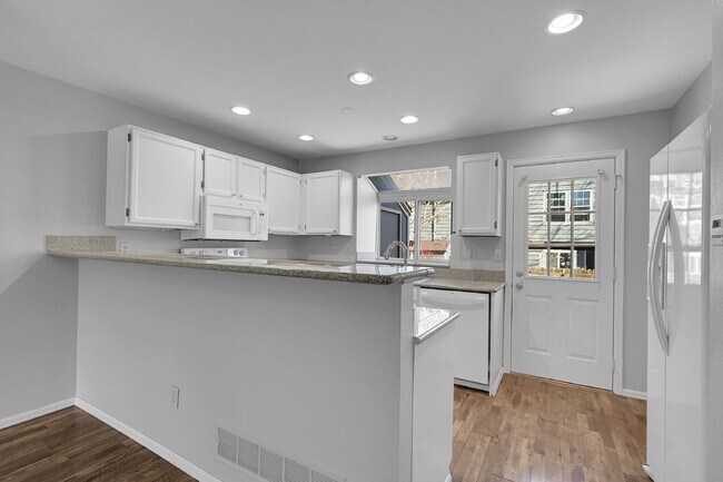 Building Photo - $2,195.00 - 2 Bed, 1.5 Bath, Townhome in L...