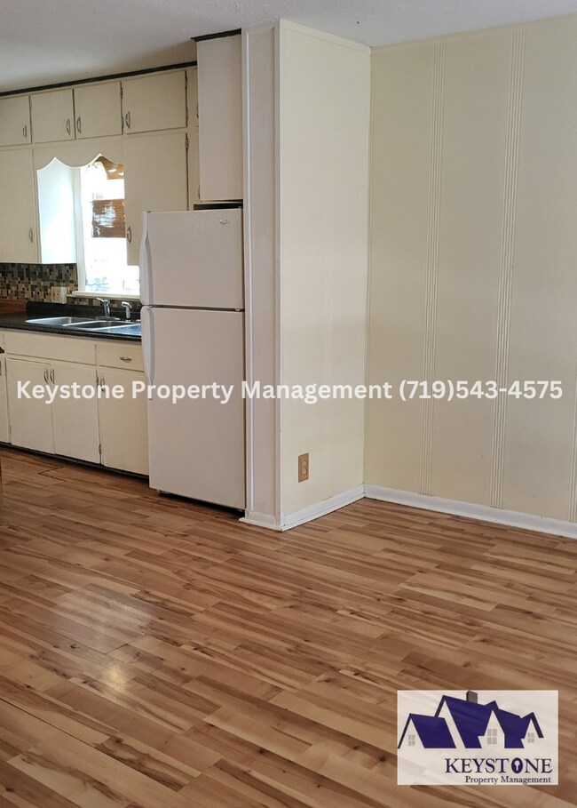 Building Photo - Downtown Apartment in 4-Plex with 2 Bedroo...