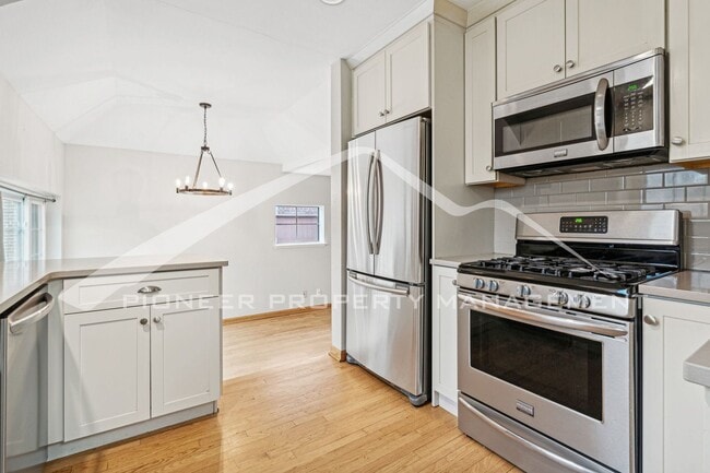 Building Photo - Spacious Home with Central AC and Washer/Dryer