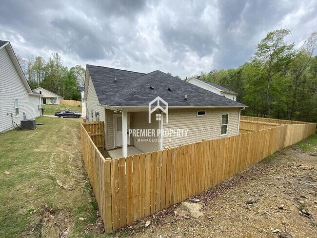 Building Photo - $500 OFF FIRST MONTHS RENT!