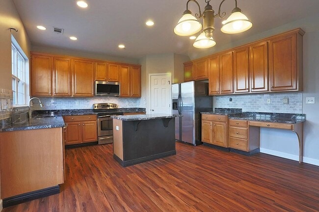 Building Photo - Family friendly home in highly sought afte...