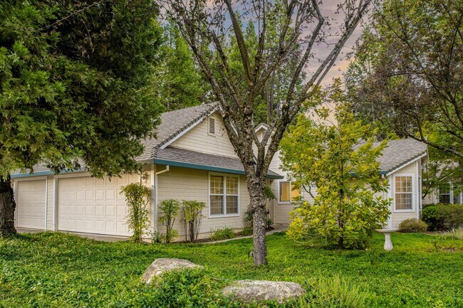 Building Photo - Spacious 3 Bedroom 2 Bathroom Home in Conv...