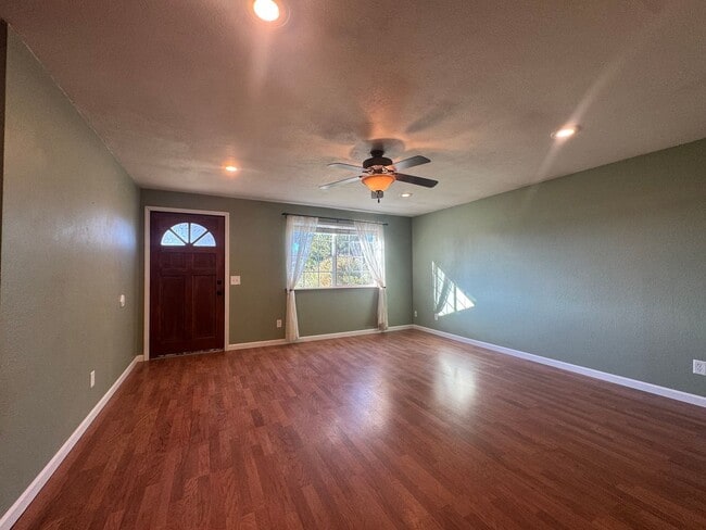 Building Photo - Great YARD! Charming 3 Bedroom / 2 Bath Home with a garage and McKinleyville