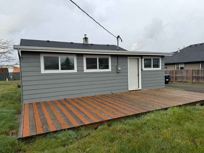 Building Photo - Updated 3 bedroom, 1 bath house in Creswell!