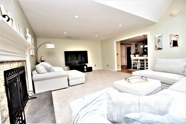 Building Photo - 398 Davis St