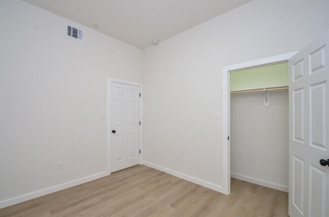 Building Photo - 405 Clearwater St