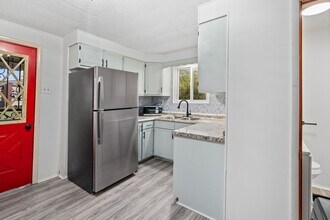 Building Photo - Gorgeous 3 bedroom home in Clairton availa...