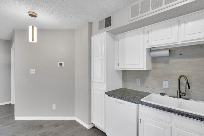 Building Photo - 2309 Balsam Dr