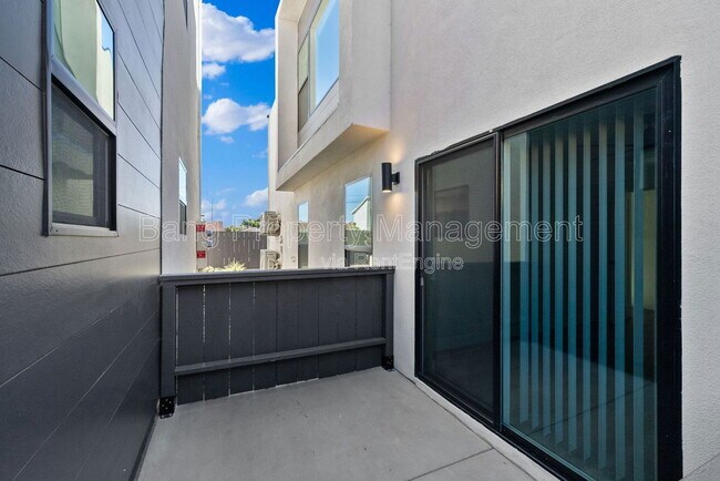 Building Photo - 1638 Elm Ave