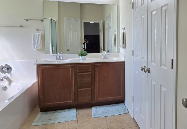 Building Photo - 1112 Sugar Brook Dr