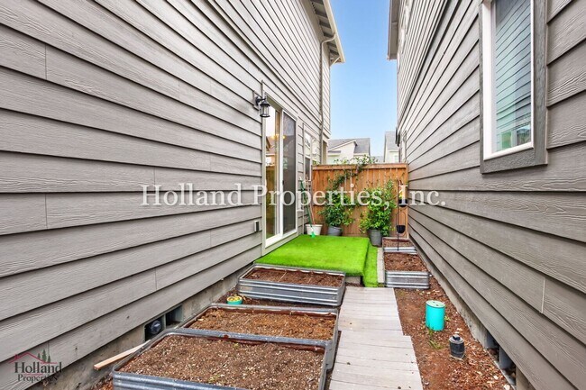 Building Photo - 3933 SE 83rd Ave
