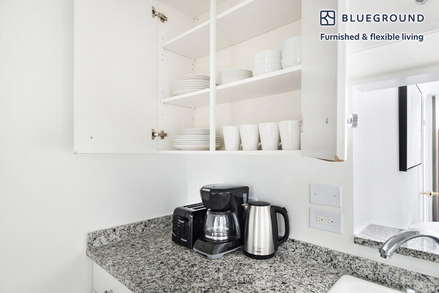 Building Photo - 400 Chambers St