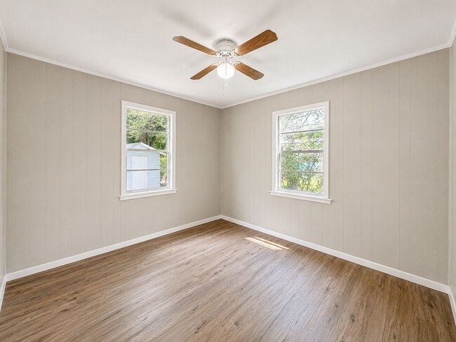 Building Photo - Remodeled 2/1 • Water Included • Commutable