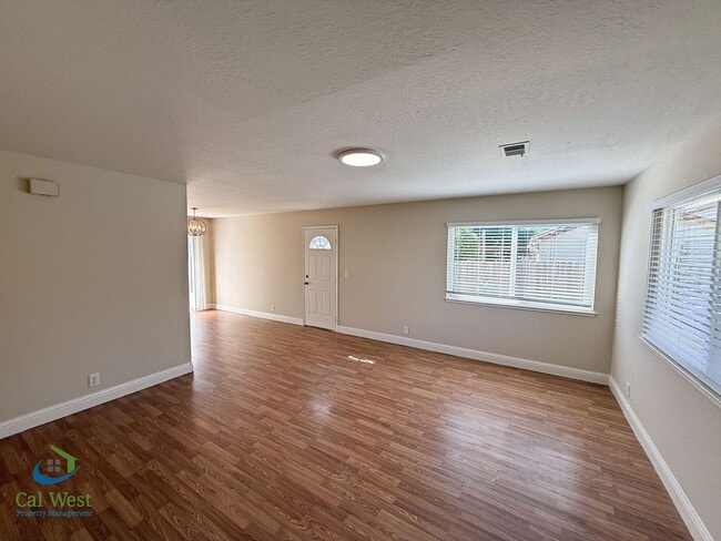 Building Photo - $2995.00 Spacious 3 Bed / 2 Bath Cottage i...