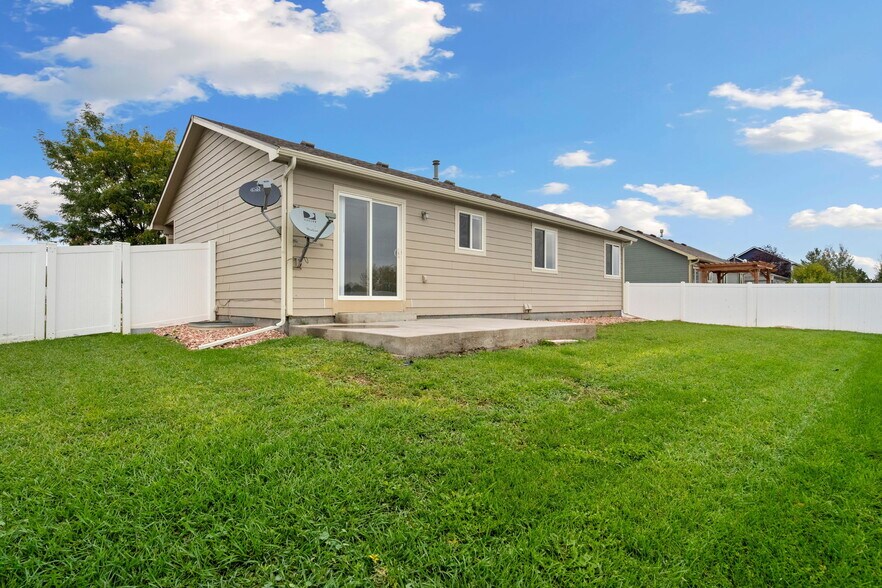 Building Photo - 3761 Mt Flora St