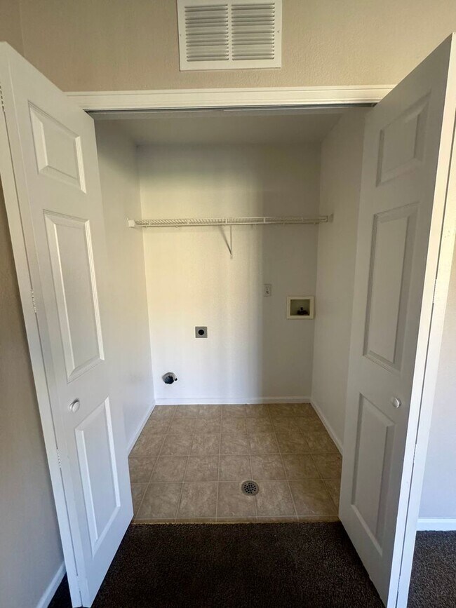 Building Photo - 3 Bedroom Home Close to Military Installations