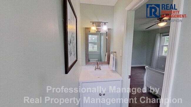 Building Photo - Furnished and Updated 4 BD/2.5 BA Home wit...