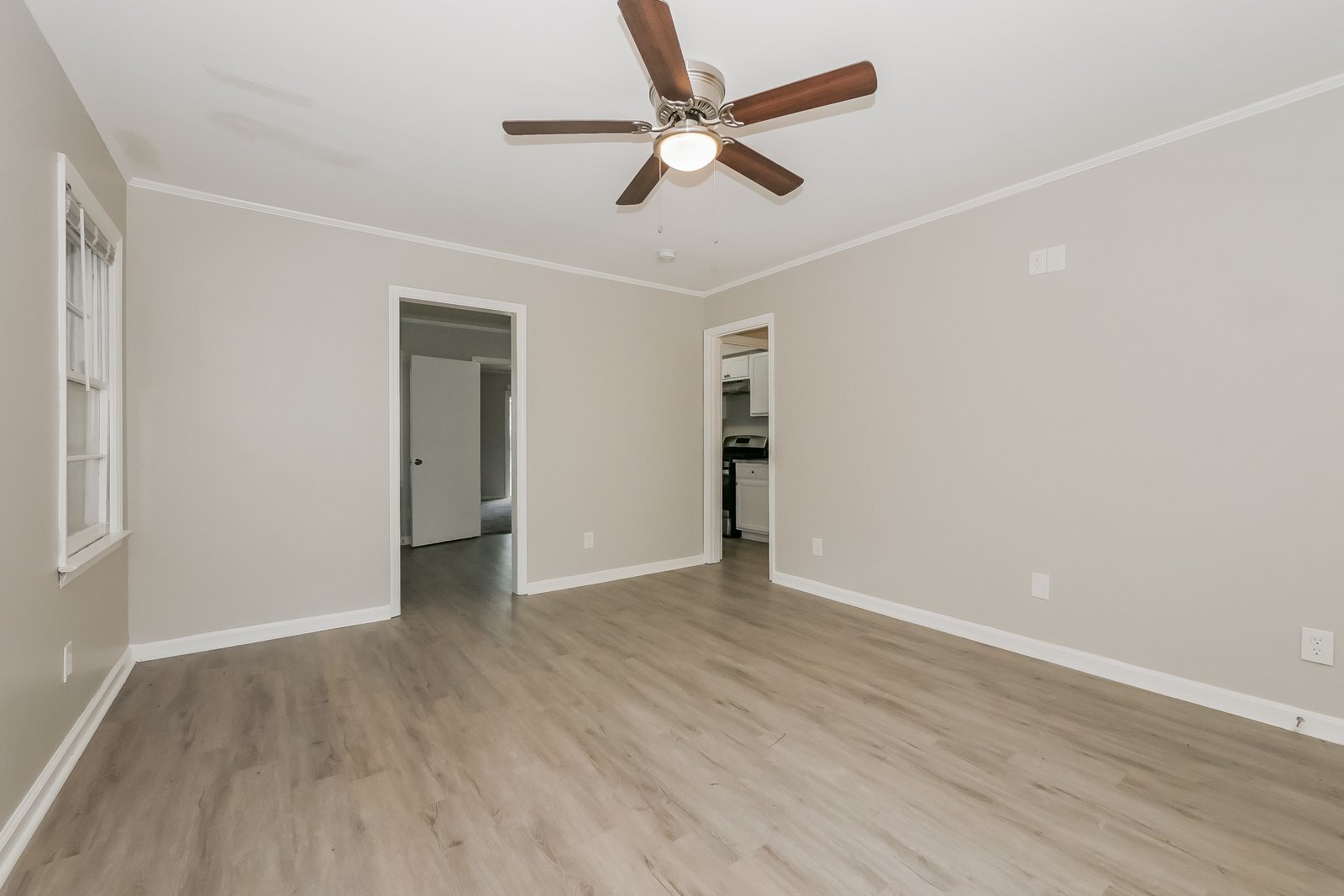 Building Photo - 3215 Commodore Dr