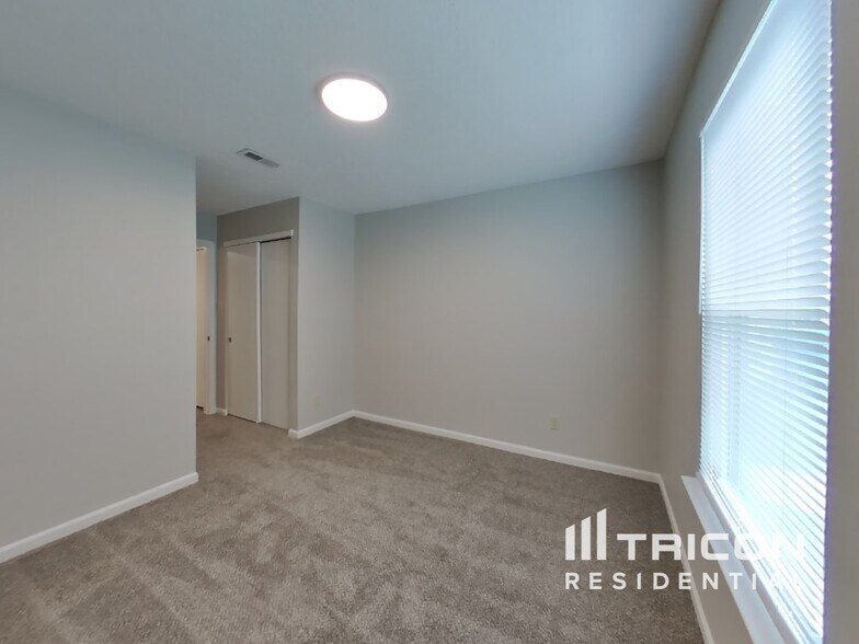Building Photo - 10664 Glenayr Dr
