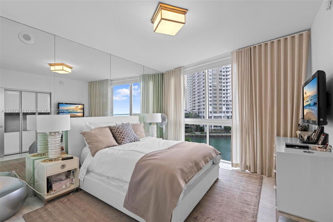 Building Photo - 495 Brickell Ave