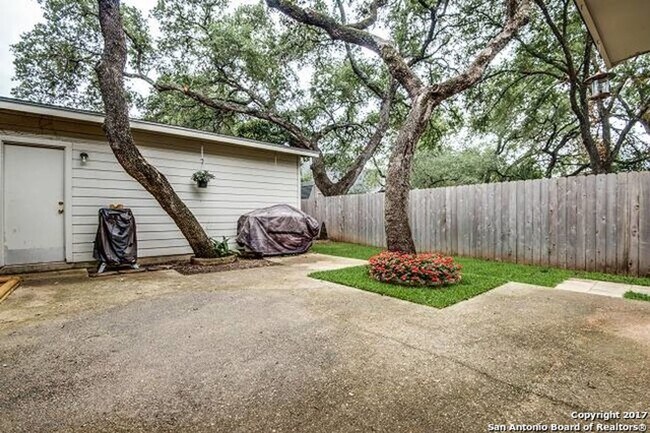 Building Photo - 2-BEDROOM ALAMO HEIGHTS DUPLEX