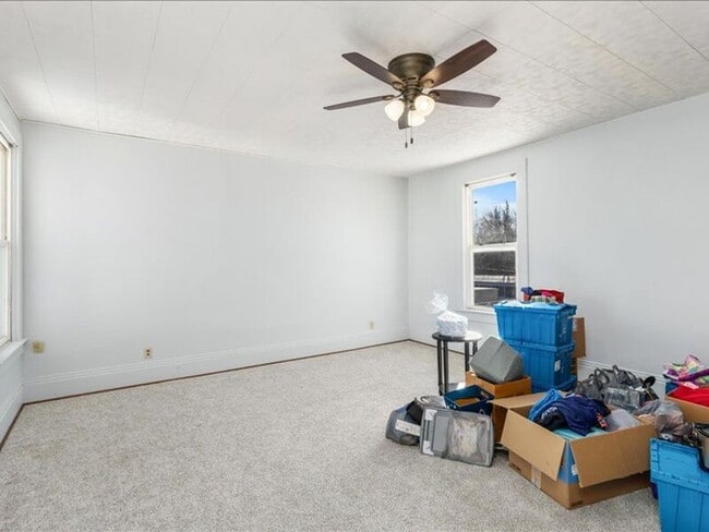 Building Photo - 520 1/2 W Bucyrus St- TOP FLOOR