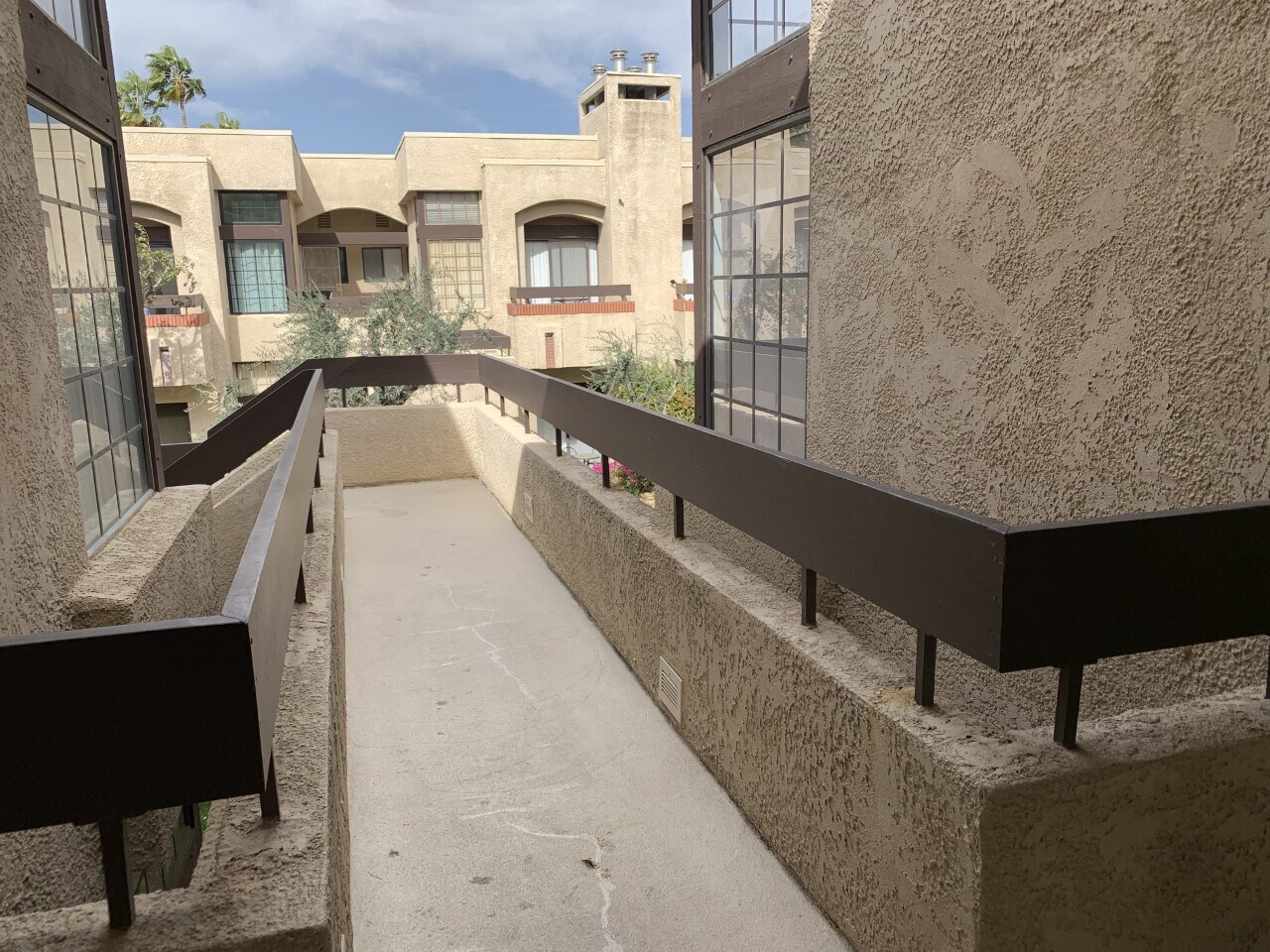 Entry walkway - 2601 S Broadmoor Dr
