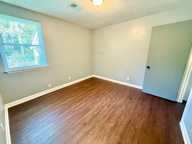Building Photo - 2 Bedroom in Time for Fall! $1450