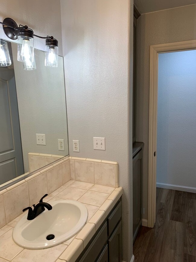 Building Photo - 3 Bedroom 2 Bath Home