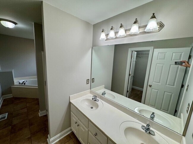 Building Photo - 5 minutes to White Oak!