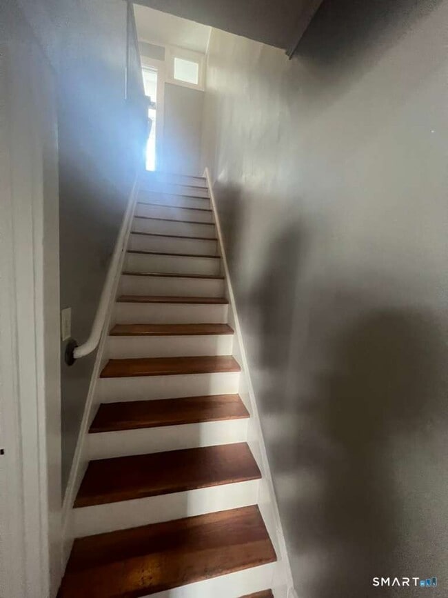 Building Photo - 10 Bank St