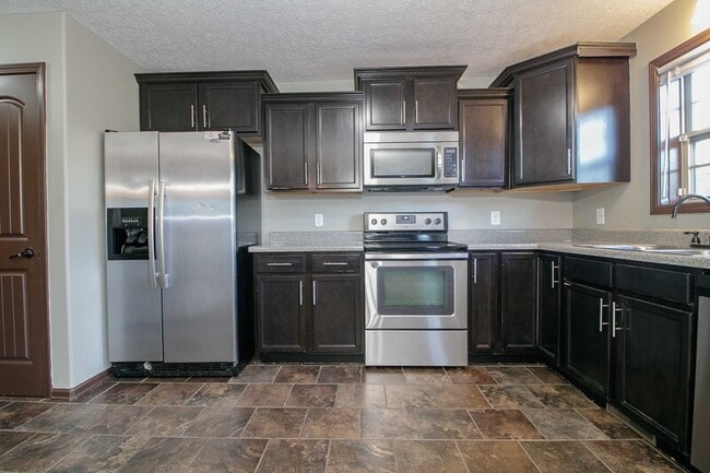 Building Photo - 1450 Raven Rd