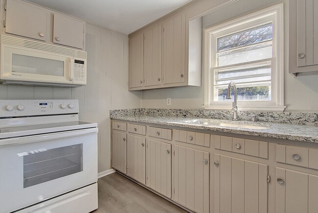 Building Photo - Modern Retreat Minutes from Downtown Charleston