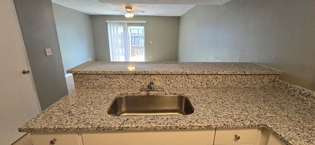 Building Photo - 2/1 Townhouse  Grant Park