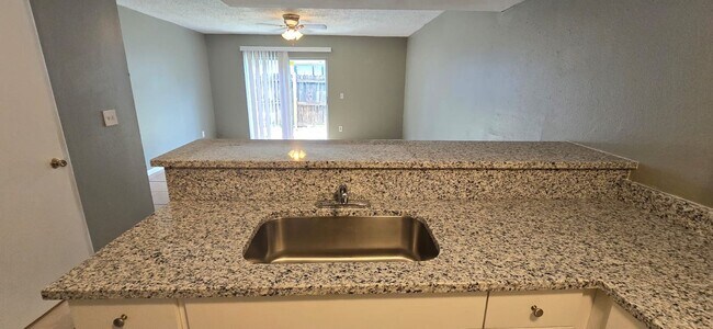 Building Photo - Available 2/1.5 Townhome in Tampa $500 OFF FIRST MONTHS RENT MOVE-IN SPECIAL!!