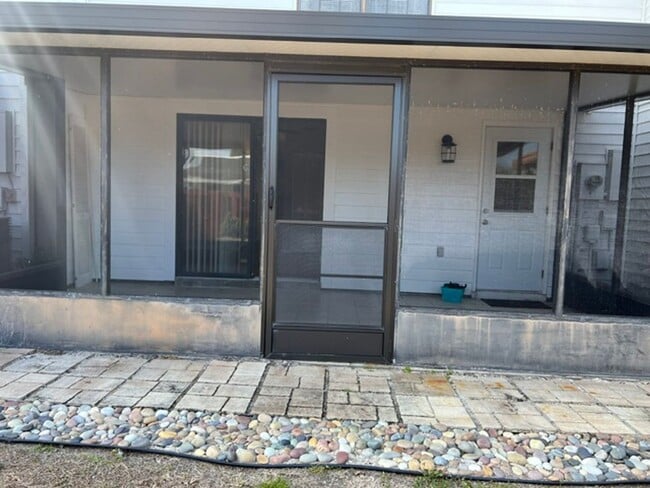 Building Photo - 1514 Manor Dr NE