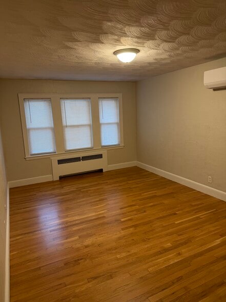 Large bedroom - 21 Wiltshire Rd