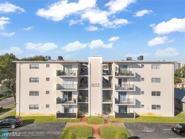 Building Photo - 1 br, 1 bath House - 1855 Plunkett St Apt 403