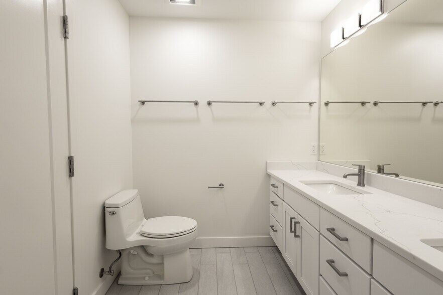 Building Photo - 814 7th St