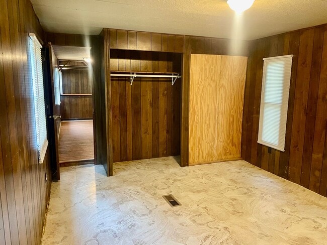 Building Photo - Two bedroom mobile home in peaceful countr...