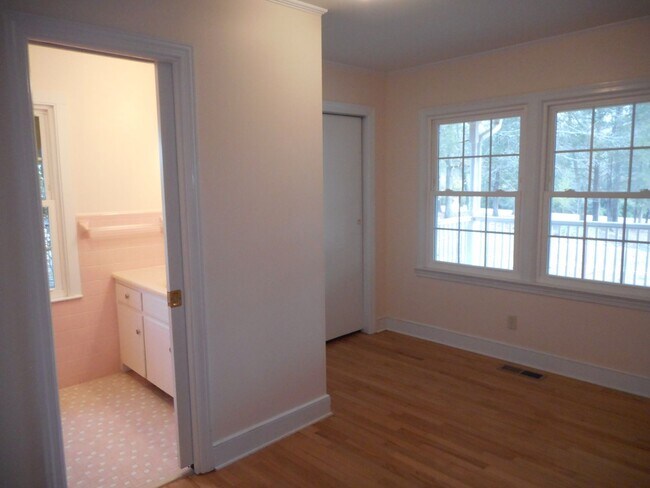 Building Photo - Beautiful 4 Bedroom 2 Bath Ranch Home on India Hook