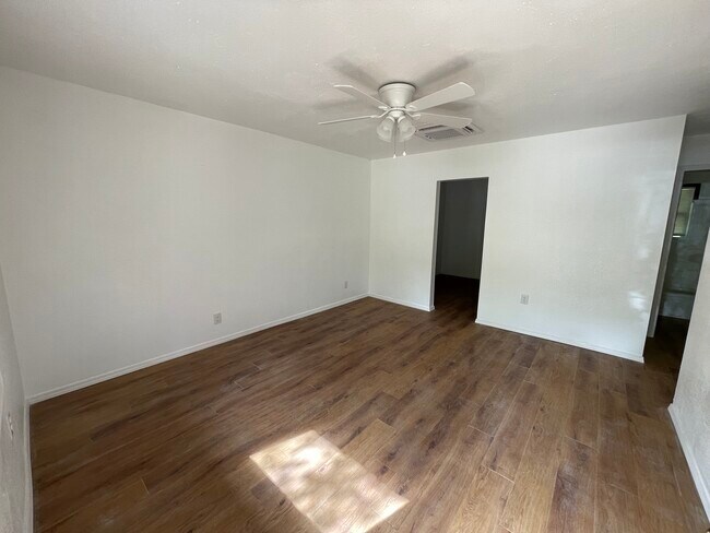 Building Photo - Lake Drive