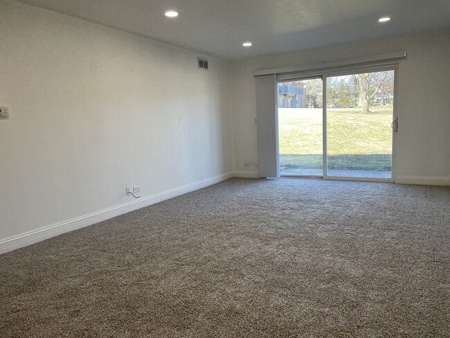 Building Photo - 16W525 Mockingbird Ln