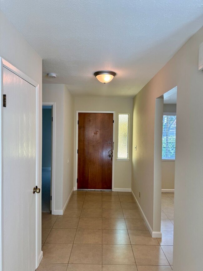 Building Photo - Spacious Townhouse in the Desired Bancroft...